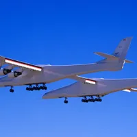 Cel mai mare avion din lume, la al doilea zbor. Aripile, mai lungi decât un teren de fotbal/FOTO: Stratolaunch