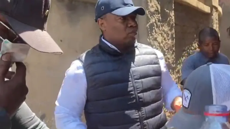 Autoritățile din Madagascar controlate de Andry Rajoelina i-au atacat pe protestatari și pe principalul contracandidat la prezidențiale, Siteny Randrianasoloniaiko (foto), cu gaze lacrimogene Foto: captură Youtube