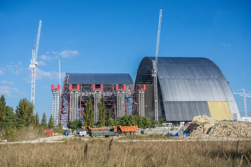 Structura de oțel deasupra Centralei de la Cernobîl, grav avariată de drone  - Foto: Profimedia Images (imagine cu rol ilustrativ)