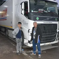 Ce au găsit polițiștii români în cabina de camion al unui șofer turc. Au rămas uimiți. Ce ascundea? - Foto: Politia de frontiera