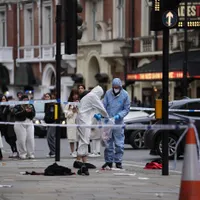 Criminaliștii strâng probe de la locul accidentului, după ce un bărbat a lovit cu mașina patru oameni care se aflau pe trotuar, în Londra Foto: profimediimages.ro