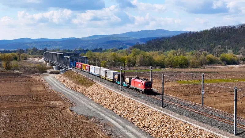 Se întâmplă în România! 13 km de cale ferată, modernizați în timp „record”: 7 ani și jumătate - Foto: Facebook / Asociația Pro Infrastructură