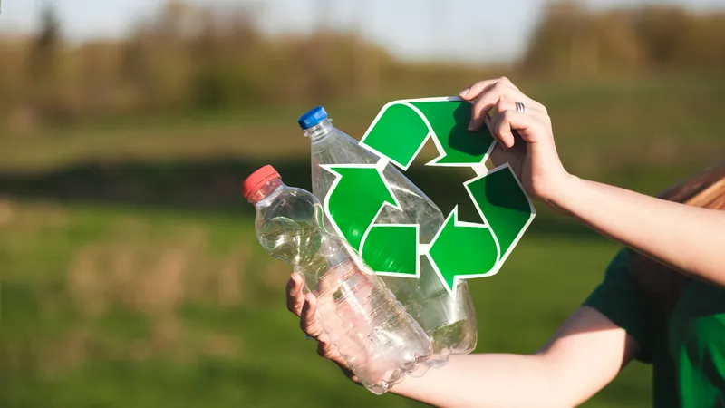 Românii nu vor alerga duă cei 50 de bani pentru sticlele de reciclat. Legea va fi modificată Foto: Freepik (fotografie cu caracter ilustrativ)