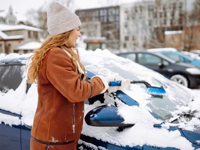 Curățarea geamurilor mașinii iarna - Foto: Freepik (imagine cu rol ilustrativ)