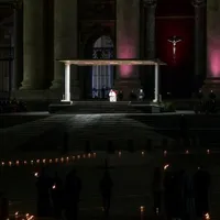 Papa Francisc a asistat, vineri seară, la procesiunea Drumul Crucii în Piaţa Sfântul Petru doar alături de câţiva credincioşi şi mai mulţi copii. / Foto: news.ro