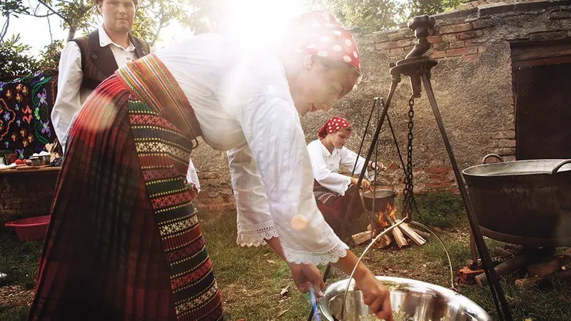 Tinere de origine sârbă din zona Moldova Nouă, gătind rețete tradiționale
