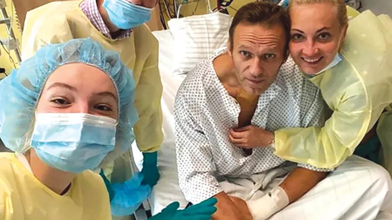 La mijlocul lui septembrie, Alexei Navalnîi (foto sus) a ieșit din comă și a postat pe Instagram o imagine din spital - Foto: Getty Images