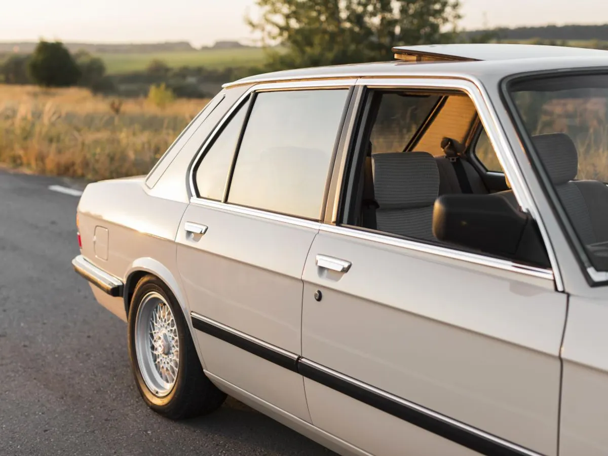 Volvo 144, maşina medie a nord-vest europeanului, în anii 70, devenită maşină de demnitar în Coreea de Nord - Foto: Magnific.com/magnific