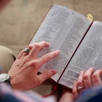 Un credincios citește Biblia Foto: Pixabau.com