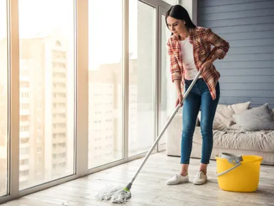 Greșeala banală care îți murdărește casa chiar când crezi că faci curat. Ce are mopul? - Foto: FREEPIK