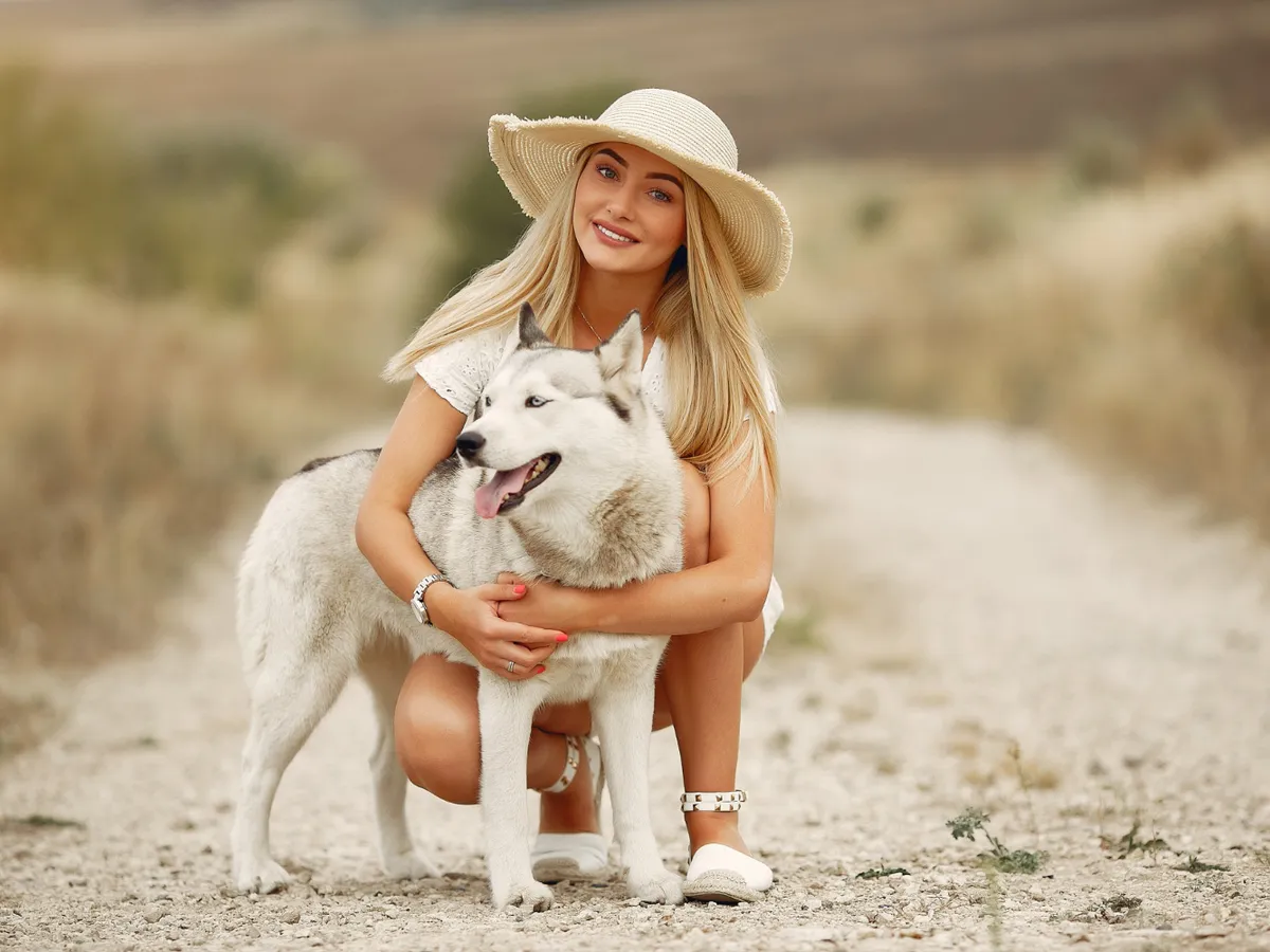 Fată care îmbrățișează un câine - Foto: Freepik (rol ilustrativ)