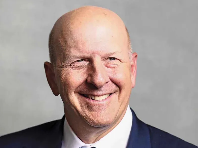 CEO-ul Goldman Sachs, David Solomon, își dorește ca angajații săi să lucreze din nou la birou