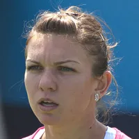 Simona Halep, la Openul UNICEF, din 2011, în meciul contra slovacei Dominika Cibulkova. - Foto: Wikimedia/Tabercil/CC BY 2.0