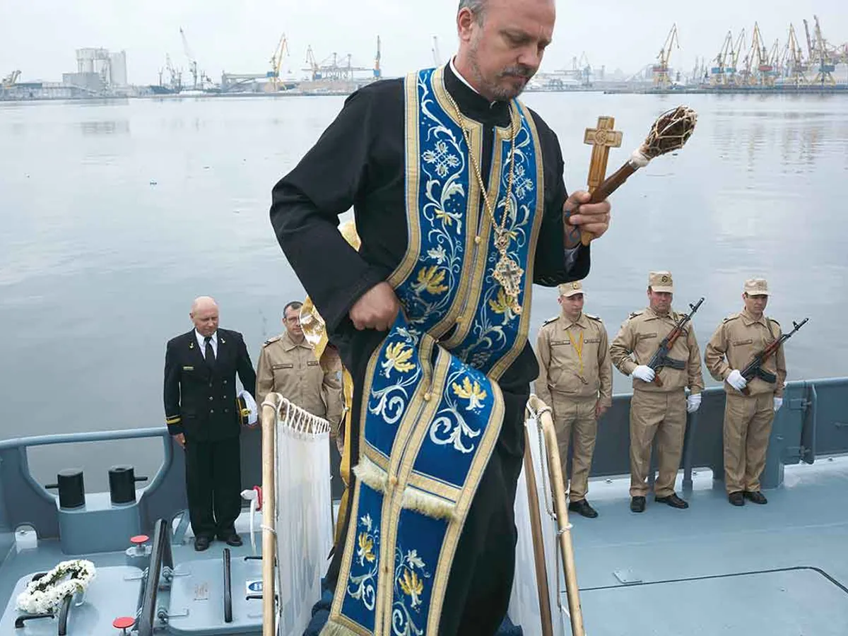 COMUNICAȚII Când antenele Radionav nu mai funcționează, doar preoții mai pot comunica cu Dumnezeu să-i ajute pe marinarii din larg care au probleme - Foto: INQUAM PHOTOS/ Bogdan Chesaru