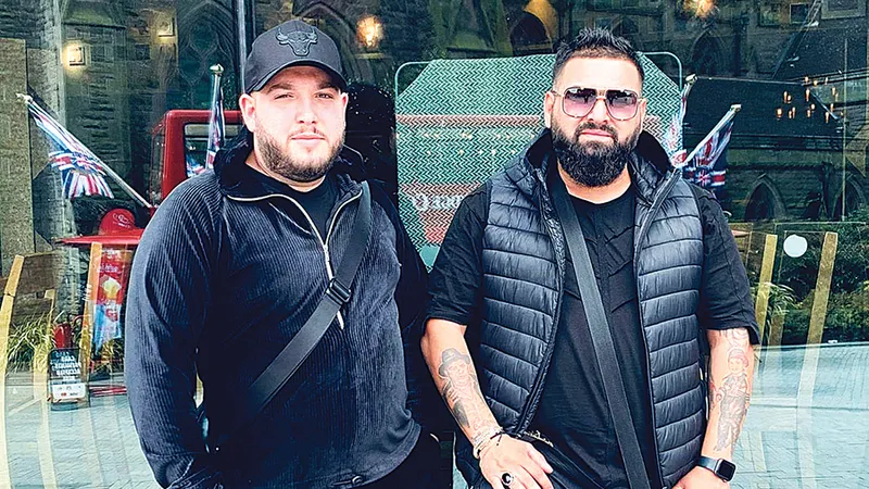 Ștefan Duduianu, zis Lindon, și Florin Duduianu, zis Anaser, în Londra. Fotografia a fost postată la 5 iulie 2020
