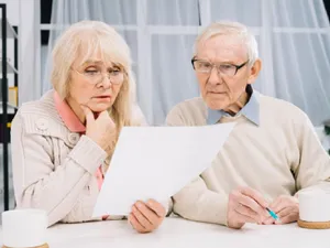 Pensionarii depun acte pentru anularea CASS la pensie. De ce este o mare escrocherie? - Foto: Freepik (rol ilustrativ)