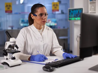 Cercetătoare - Foto: freepik (rol ilustrativ)