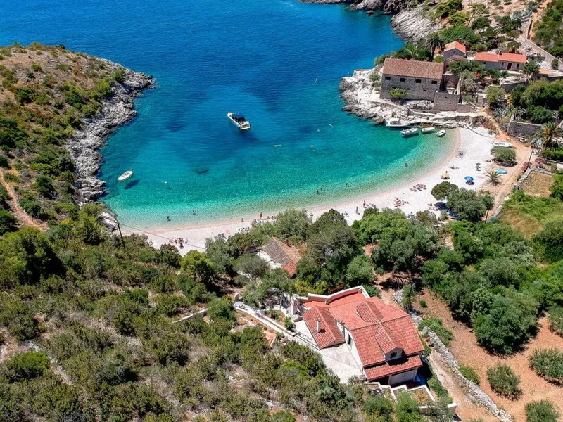 Golful Dubovica de pe insula Hvar - Foto: visit-hvar.com