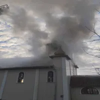 50 de pompieri acţionează cu şapte autospeciale pentru stingerea unui incendiu la o biserică Foto: ISU Maramures