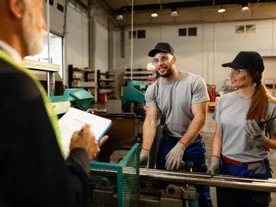 Angajați în fabrică - Foto: Freepik (rol ilustrativ)