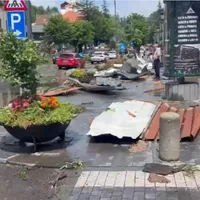 Dezastru la Sinaia după o furtună de 15 minute. Acoperișul gării, smuls de vânt. 4 răniți - Foto: captură facebook