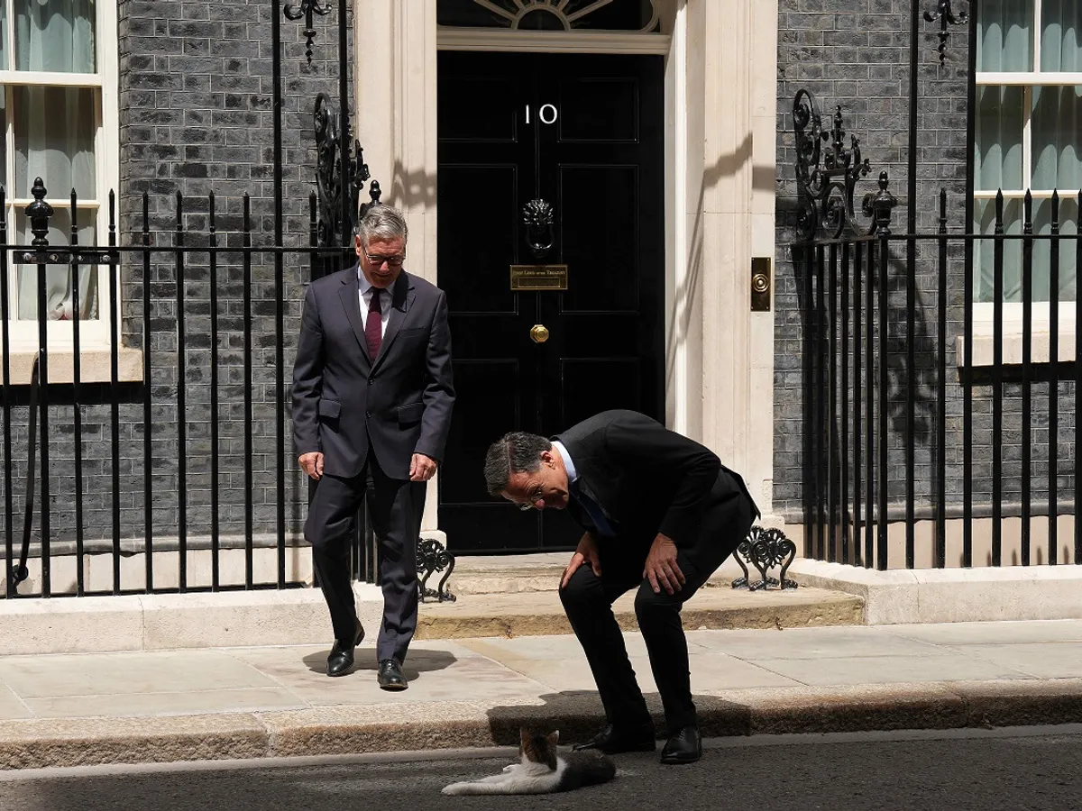 Mark Rutte, Keir Starmer și mortanul Larry