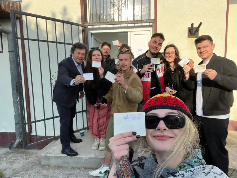 Lecție de civism în Vama Veche. Tinerii au format cozi la secția de votare de la 06.30 dimineața - Foto: Facebook/ Daniel Gheorghe Georgescu