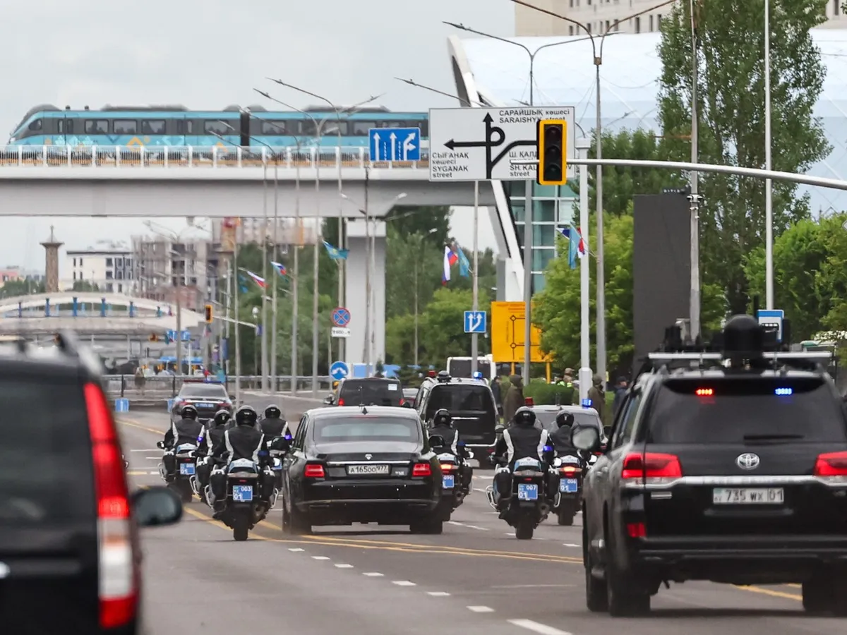 Coloana lui Putin în Kazakhstan, ce include și mașină cu turelă-mitralieră - Foto: Profimedia Images