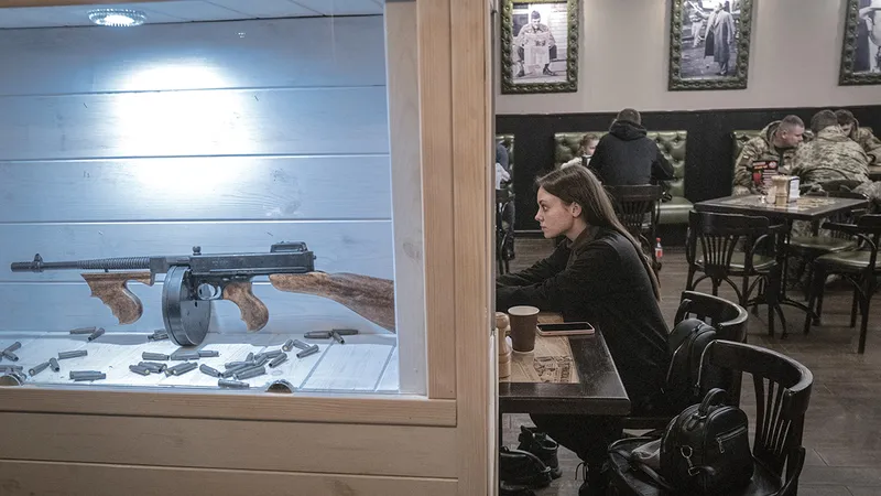 Civili și militari ucraineni își petrec timpul la o cafenea, în orașul Pokrovsk, încercând să-și continue viața de zi cu zi în apropierea liniei de front, lângă Avdiivka