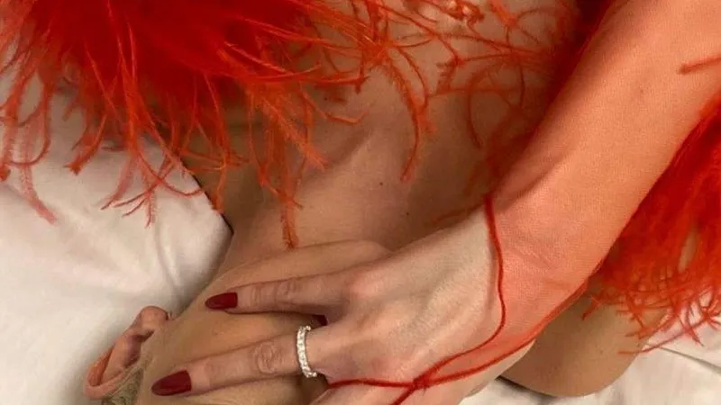 Lidia Buble începe anul incendiar și fără inhibiții, într-o rochie roșie extrem de decoltată. / Foto: spynews.ro