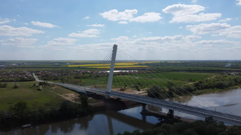 Un pod de 33.000.000€ peste Mureș nu poate fi deschis. S-a torsionat, are probleme structurale grave - Foto: aradon.ro