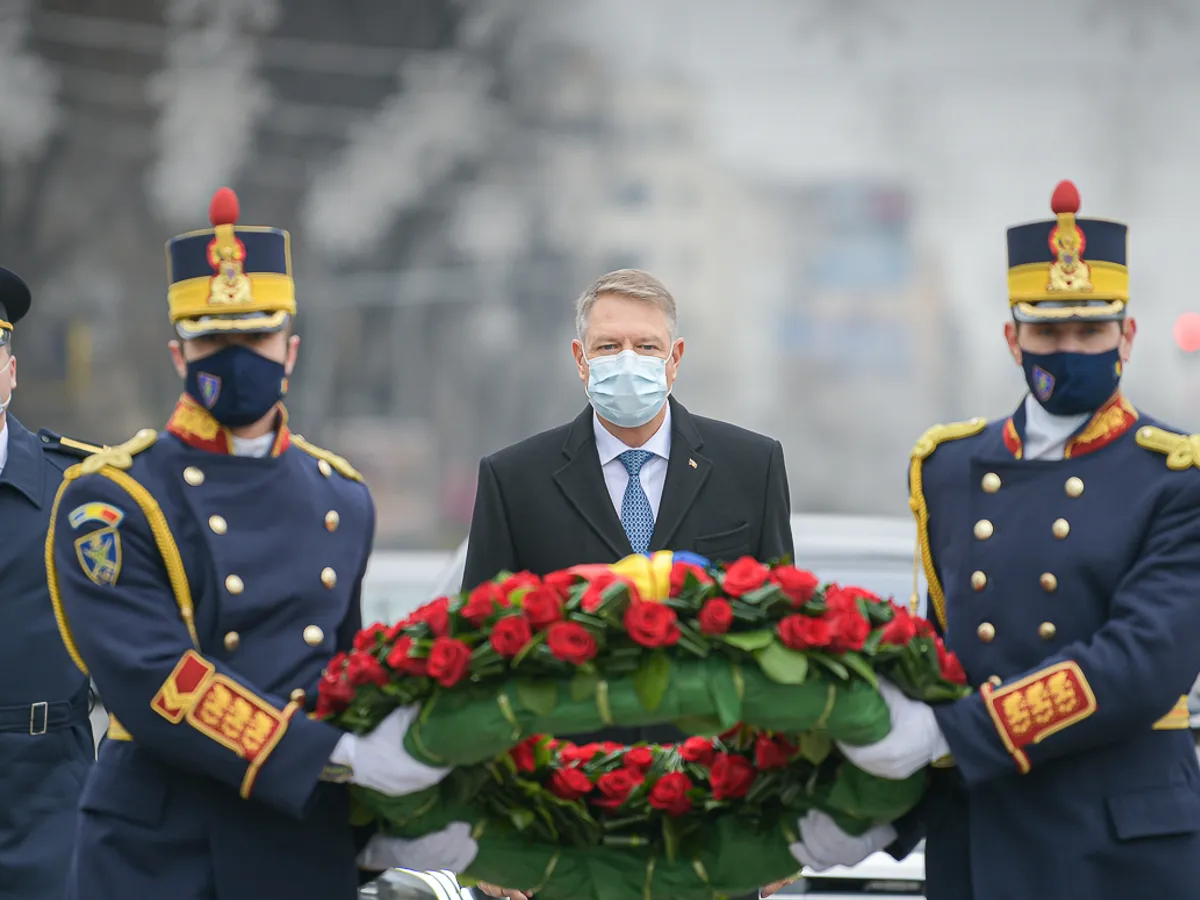 Președintele a depus o coroană de flori în memoria victimelor Revoluţiei în Piaţa Universităţii/FOTO: Presidency