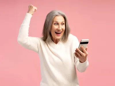Pensionar care ia pensie pe card - Foto: Freepik