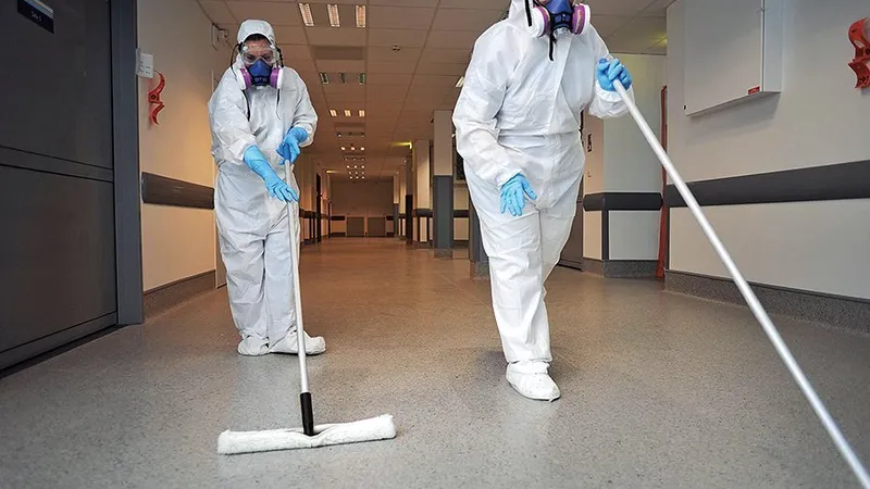 PĂSTRȚI CURĂȚENIA Spitalele, teren propice pentru microbi, folosesc cele mai bune practici și tehnologii pentru a preveni infecțiile. Dezinfectarea holurilor