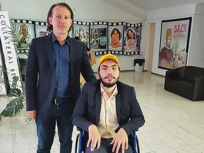 Nicolae Simionescu, alături de senatorul PNL Florin Cîțu. Tânărul s-a înscris în PNL când avea 18 ani. Spune că, implicându-se în politică, poate schimba ceva pentru persoanele cu dizabilități