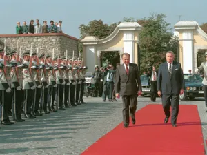 Ion Iliescu e internat la Terapie Intensivă. Ce spun medicii despre starea de sănătate? Foto: Profimedia Images (fotografie cu caracter ilsutratiiv)