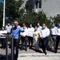 Stelian Ion în fața blocului în care are o garsonieră de 37 mp care e apartament de 67 mp/FOTO: NWR