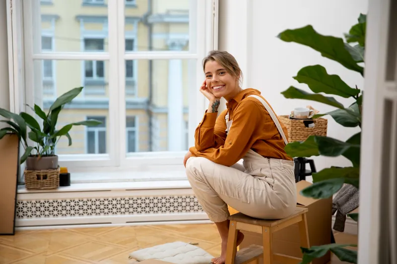 Femeie &icirc;n apartament - Foto: Magnific (Imagine cu rol ilustrativ)