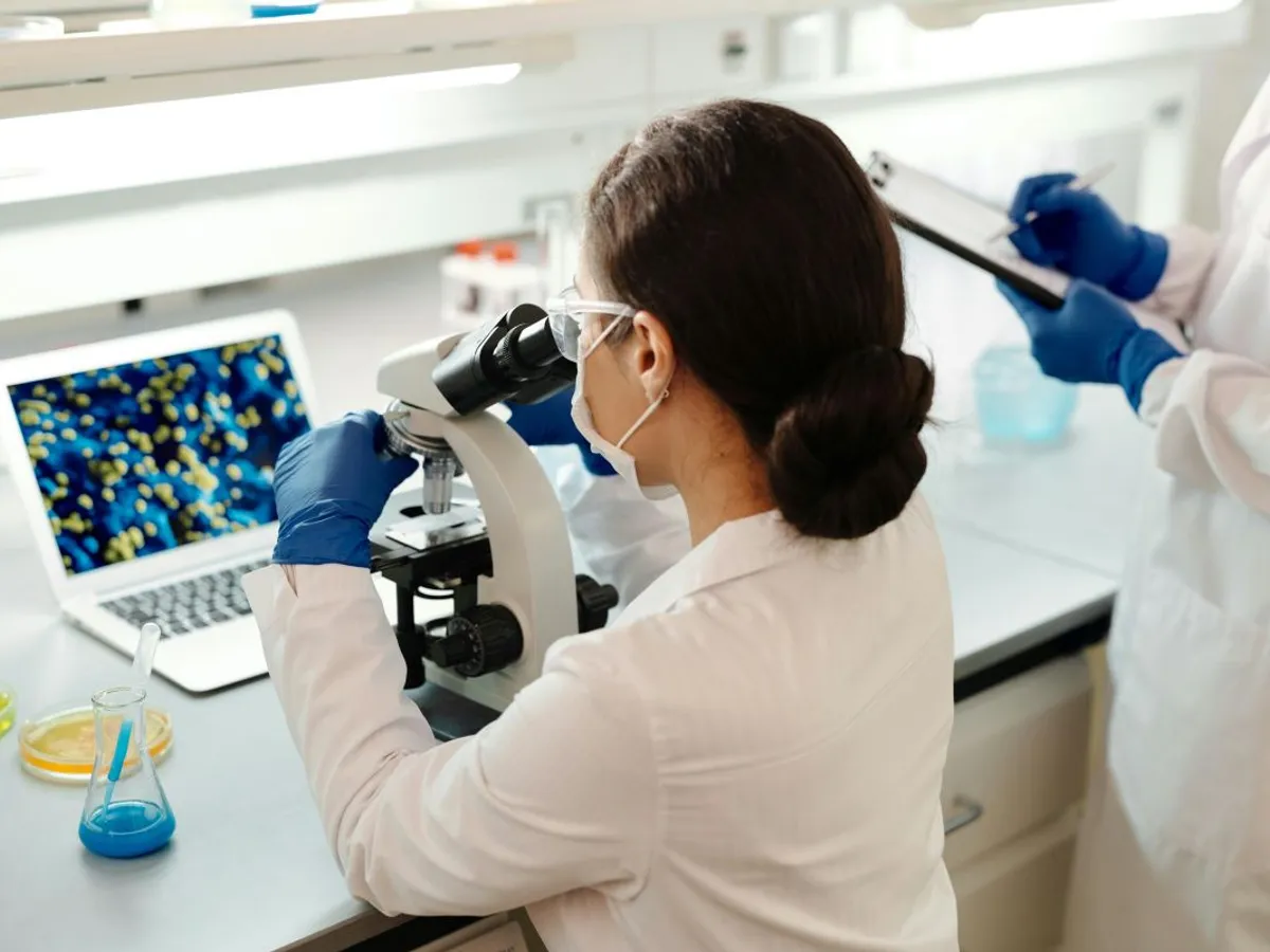 Cercetătoare studiind probe în laborator- Foto: Pexels/Edward Jenner