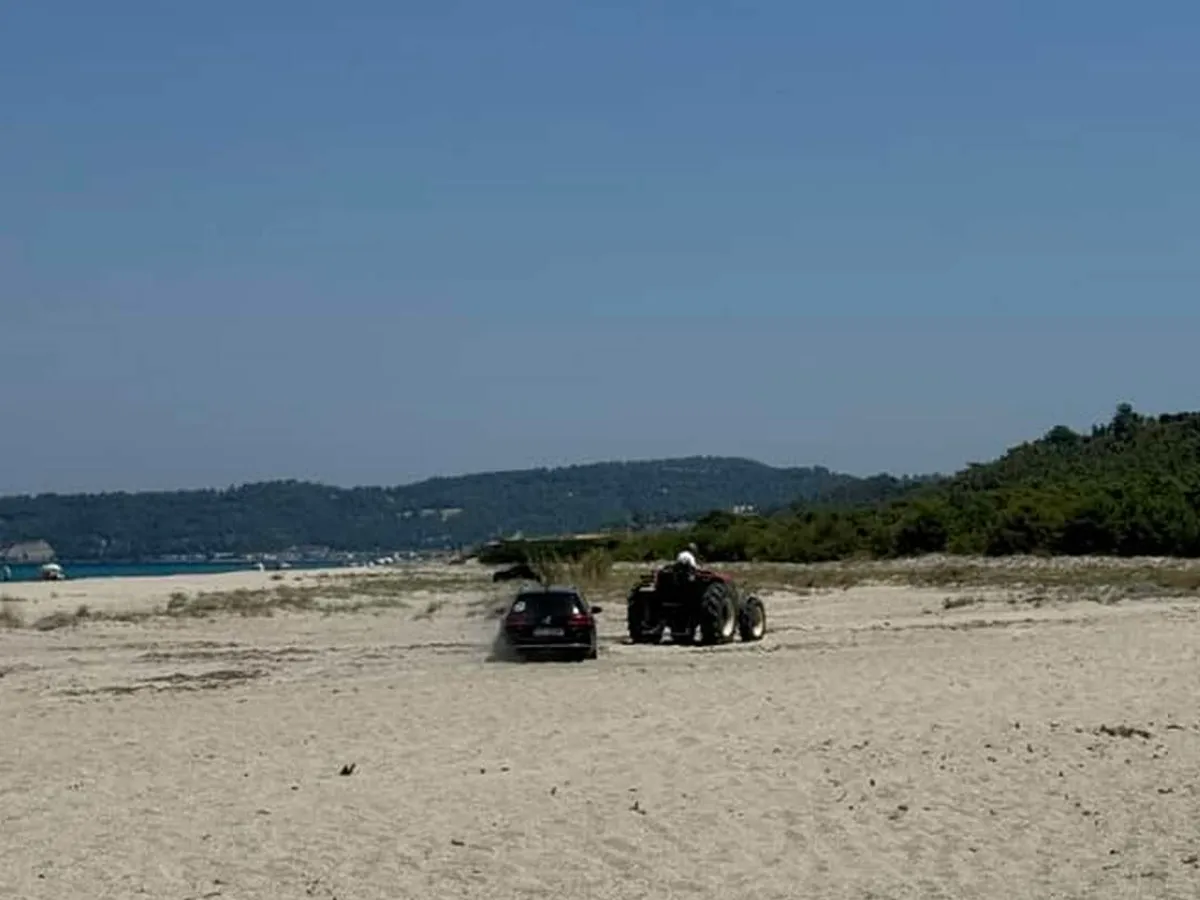 Un constănțean, „vedetă” pe o plajă din Halkidiki. A rămas împotmolit cu mașina în nisip - Foto: Facebook/Forum Grecia