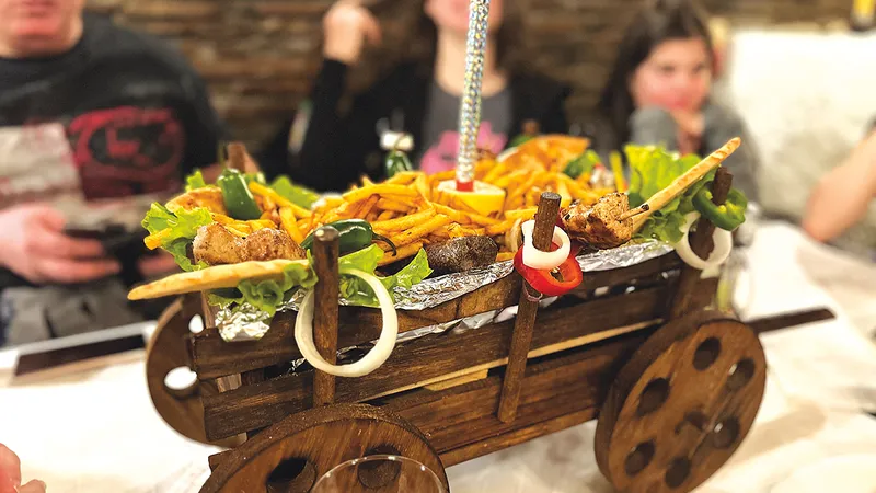 La restaurantele din Bansko porțiile sunt mari și prețurile sunt similare cu cele din România