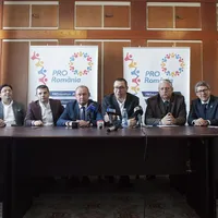 SUCCES LA RACOLĂRI.  În Pro România, Victor Ponta (centru) se bazează pe (de la stânga la dreapta) Sorin Cîmpeanu, Nicolae Bănicioiu și Daniel Constantin. I s-au alăturat, în decembrie, Ion Mocioalcă, Ion Spânu, Mihai Popa și Mihai Mohaci
