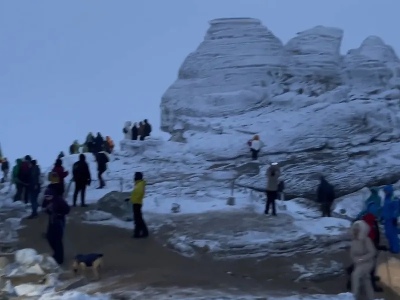 Turiștii au înfruntat vremea capricioasă. FOTO: Captură video