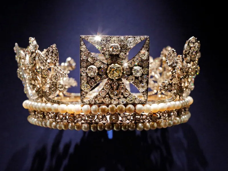 Diadema din diamante, perle, argint și aur, purtată de Regina Elisabeta a II-a a Marii Britanii în drumul ei de la Palatul Buckingham la Westminster Abbey pentru încoronarea ei din 1953/foto: ap