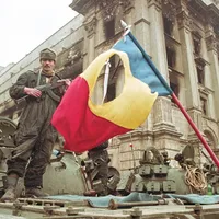 Stema RSR cu secera și ciocanul a fost decupată de pe drapelul românesc în zilele Revoluției
