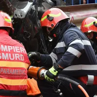 Accident de autocar. Plin cu pasageri, vehiculul s-a răsturnat. 11 pasageri au făcut atac de panică - Foto: ISU
