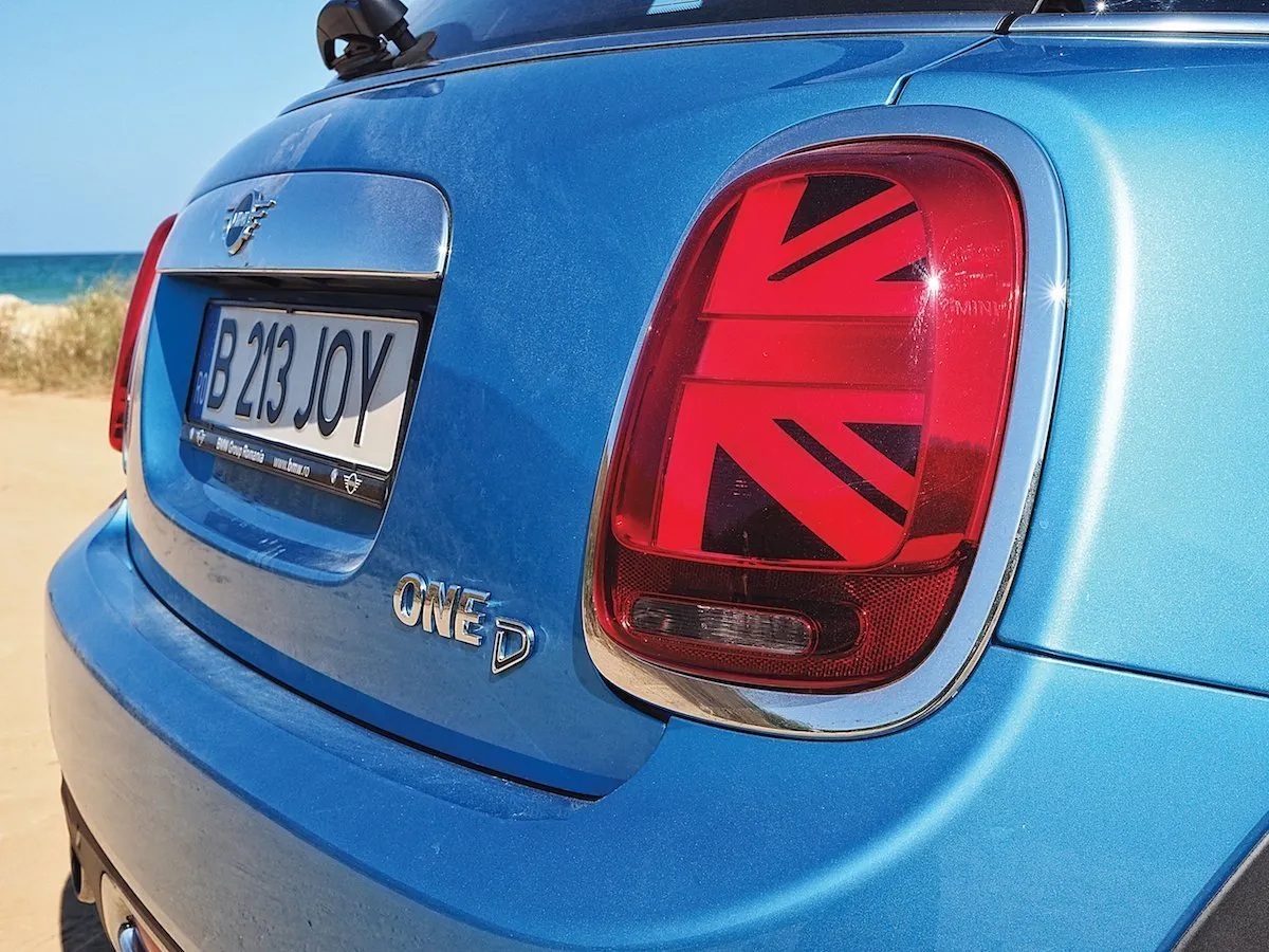 Din orice unghi privești Mini-ul facelift, „flutură“ Union Jack. Foto: Ramona Copil.