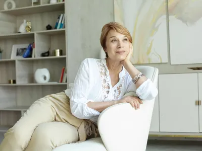 Pensionară la pensie, acasă - Foto: Freepik