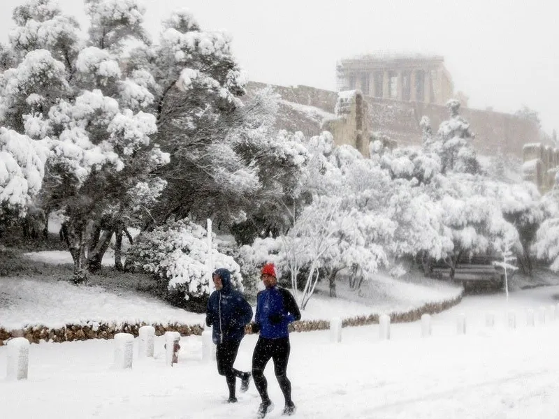 Ninge abundent în Grecia! Traficul din Atena și mai multe zone, paralizat de zăpadă. / Foto: alarabiya.net