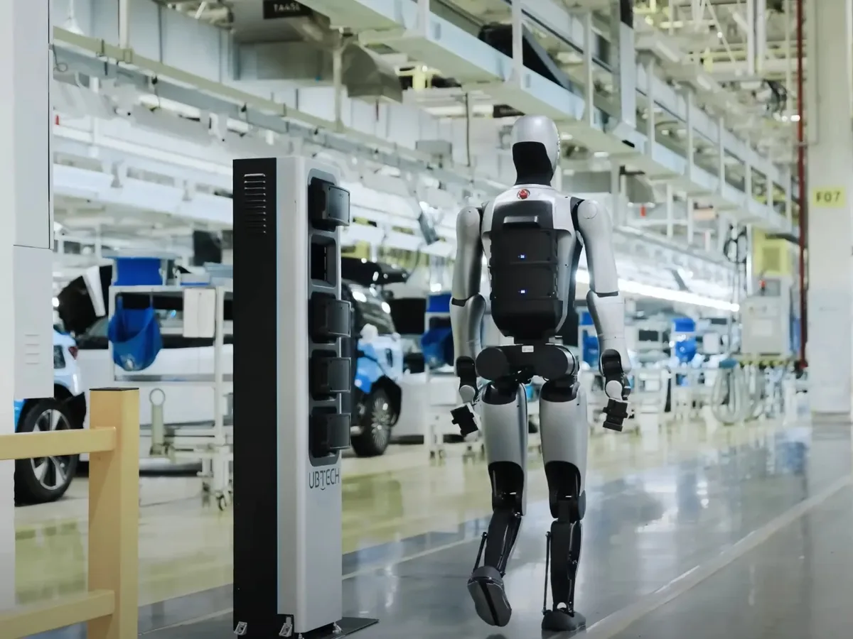 Premieră „înspăimântătoare”! Un robot umanoid își schimbă singur bateria pentru a munci 24/7 - Foto: UBTech
